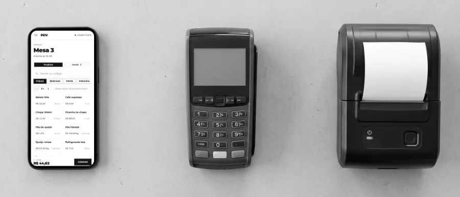 Um balcão visto de cima: um celular com a tela de venda do Pede a Conta, uma maquininha de cartão e uma impressora térmica